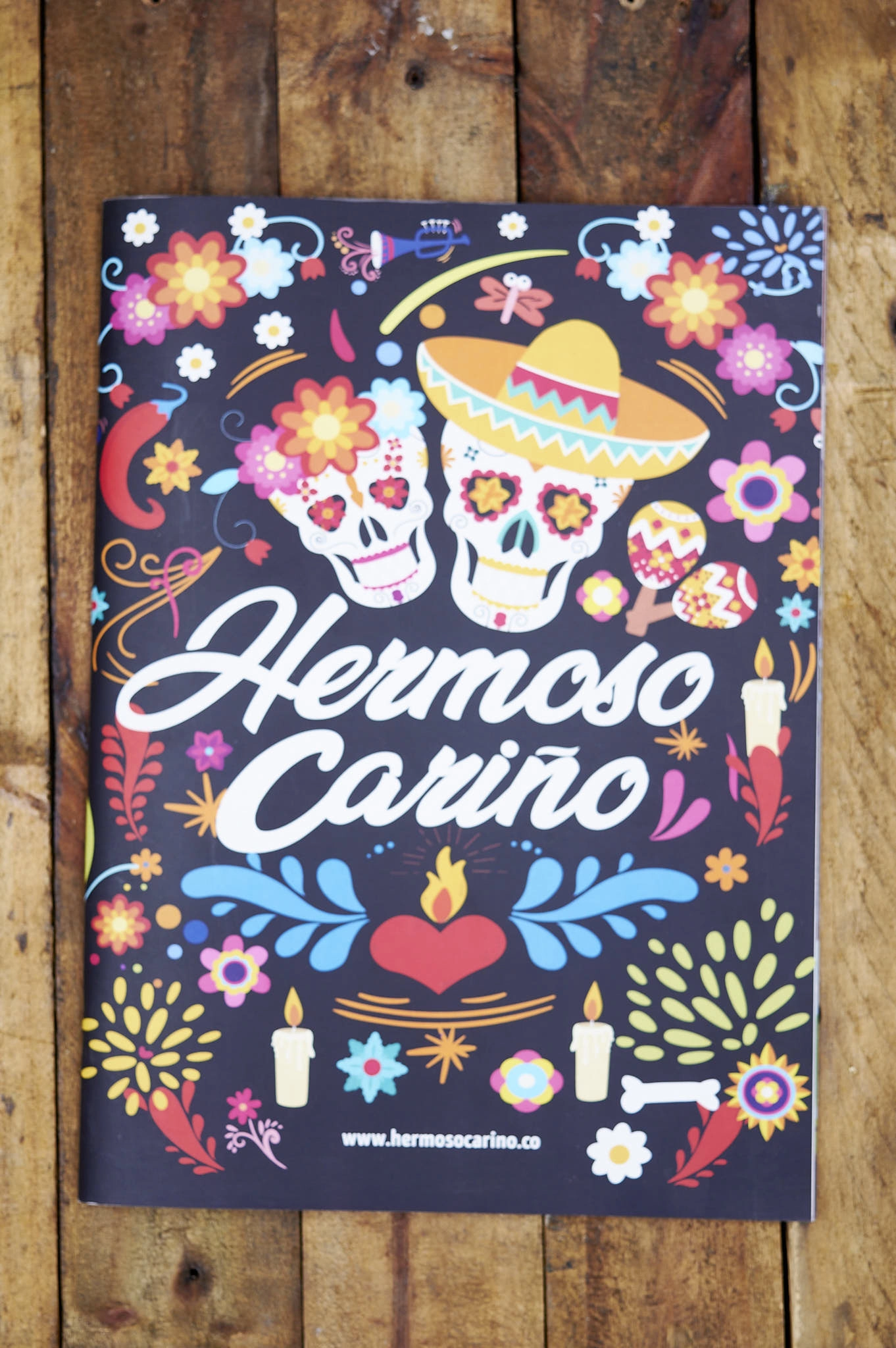 Carta menú en propalcote 300 con laminado y cosida con ganchos al caballete